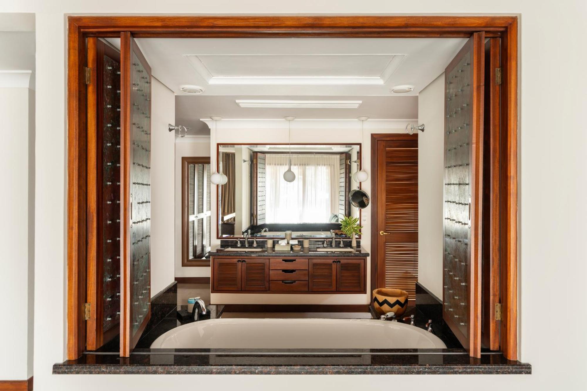 Constance Lemuria Grand Anse  Esterno foto A bathroom in a private home