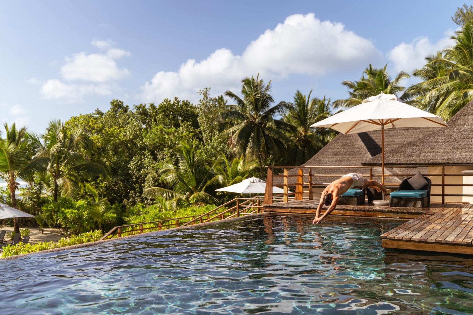 Constance Lemuria Grand Anse  Esterno foto The resort's infinity pool
