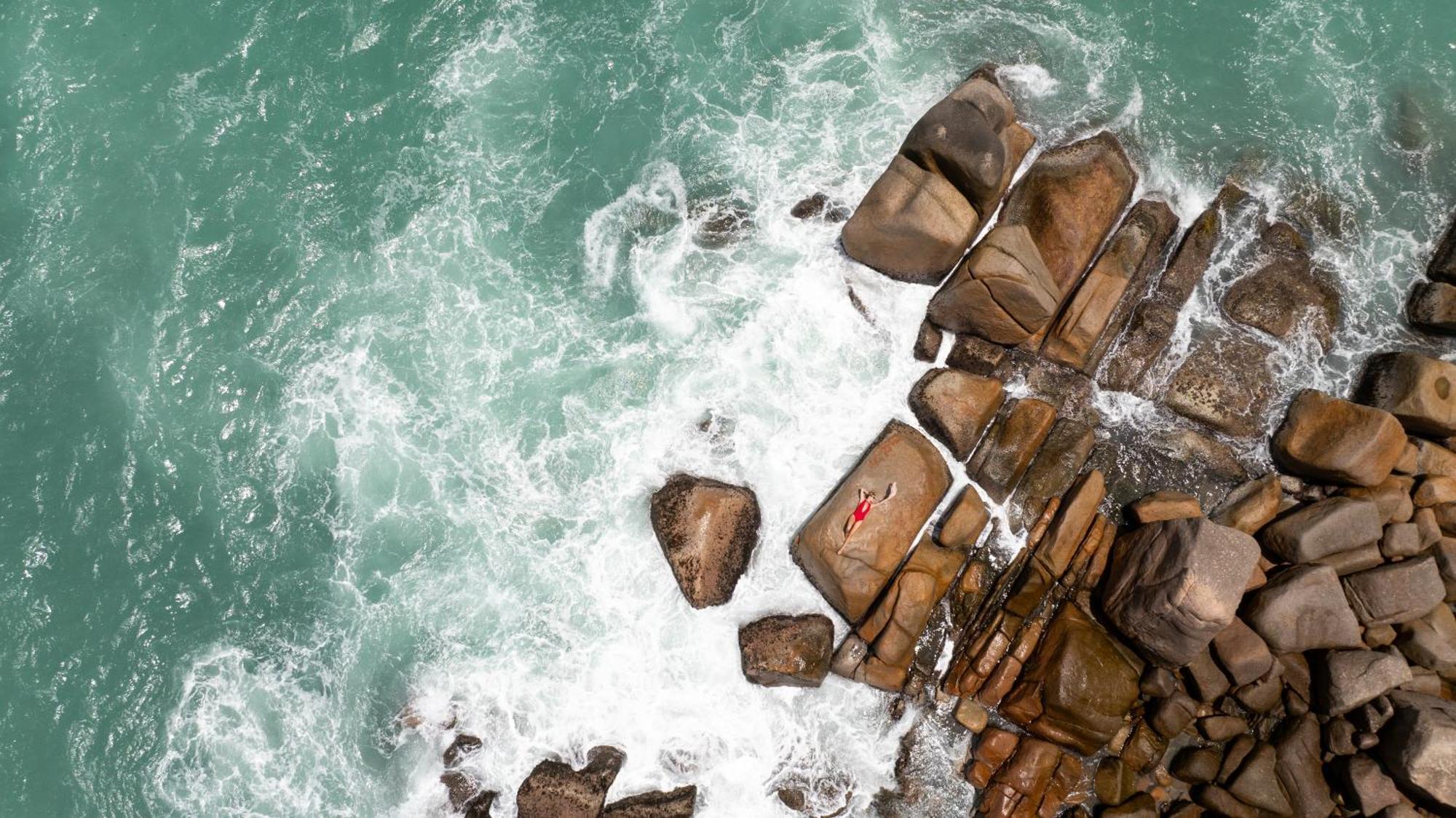 Constance Lemuria Grand Anse  Esterno foto The rock formations at the coast of the island