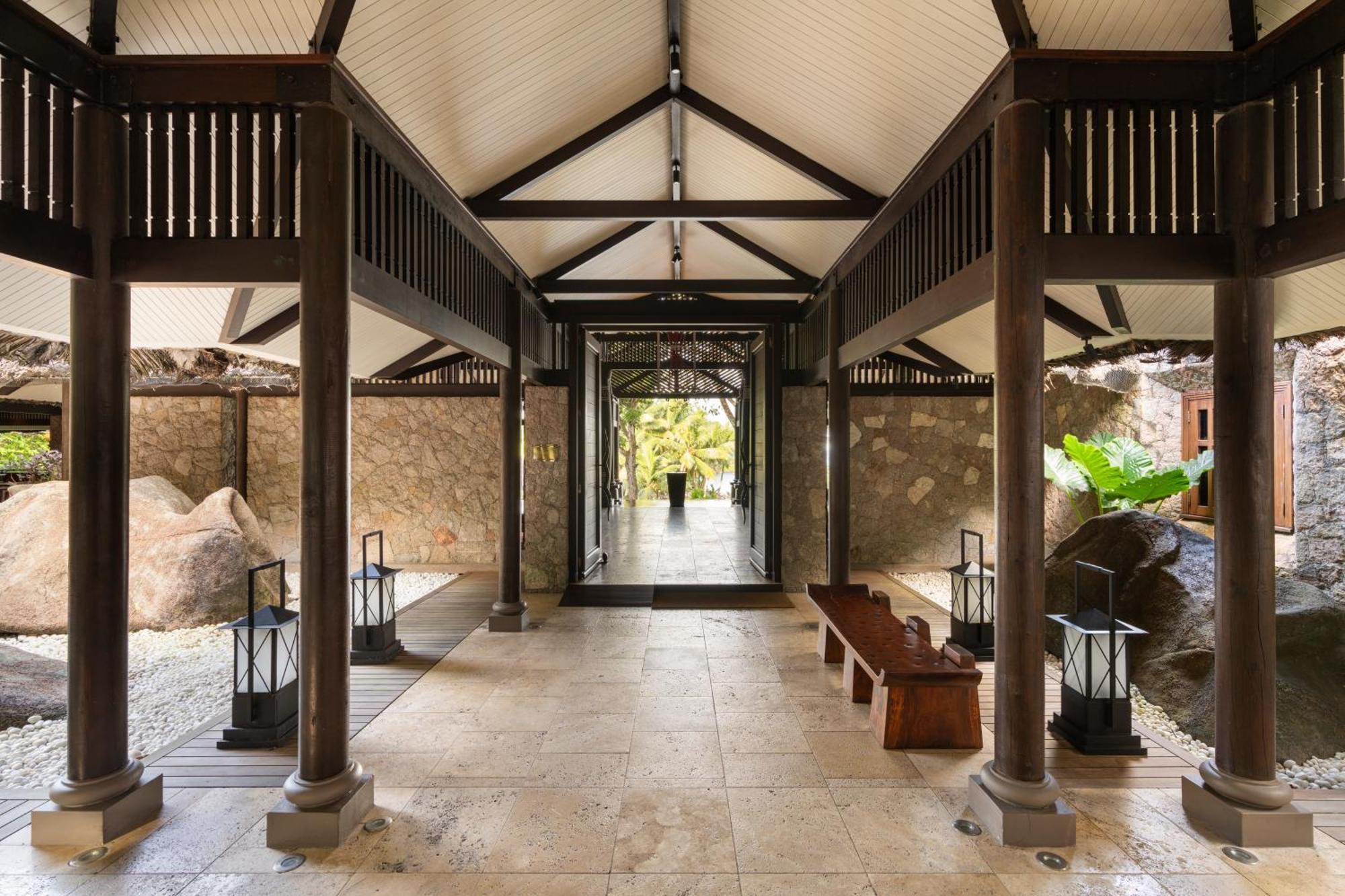 Constance Lemuria Grand Anse  Esterno foto The lobby of the resort