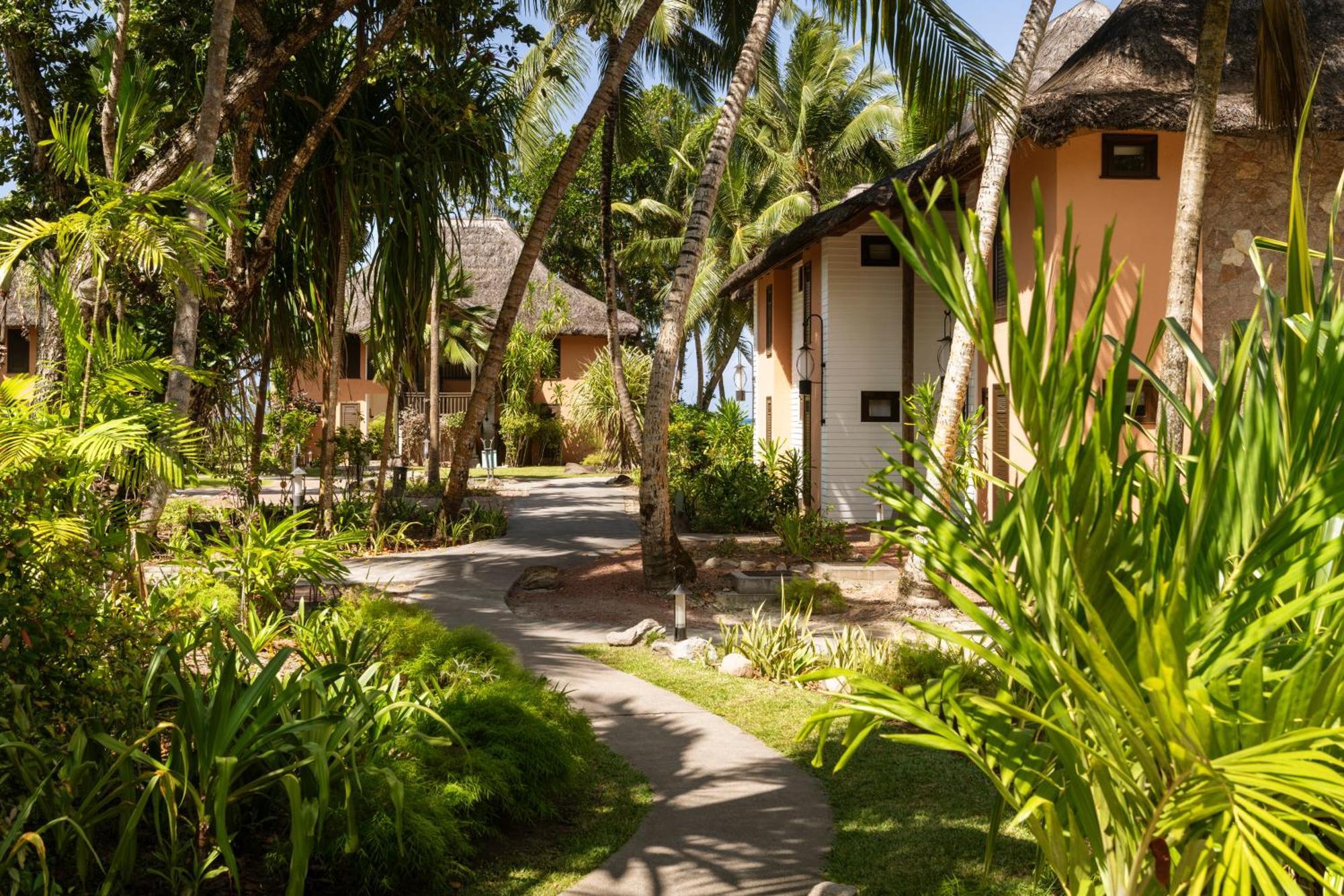 Constance Lemuria Grand Anse  Esterno foto The resort's bungalows
