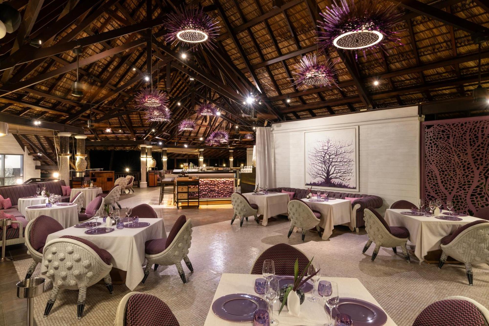 Constance Lemuria Grand Anse  Esterno foto The restaurant at the resort