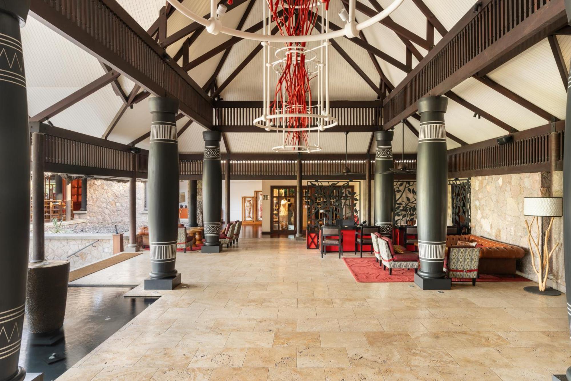 Constance Lemuria Grand Anse  Esterno foto The lobby of the hotel