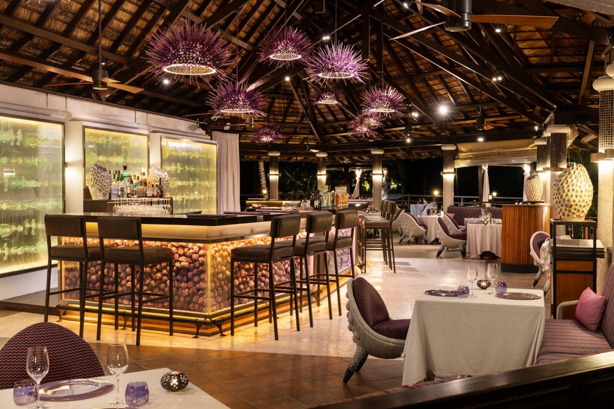 Constance Lemuria Grand Anse  Esterno foto The bar at the restaurant