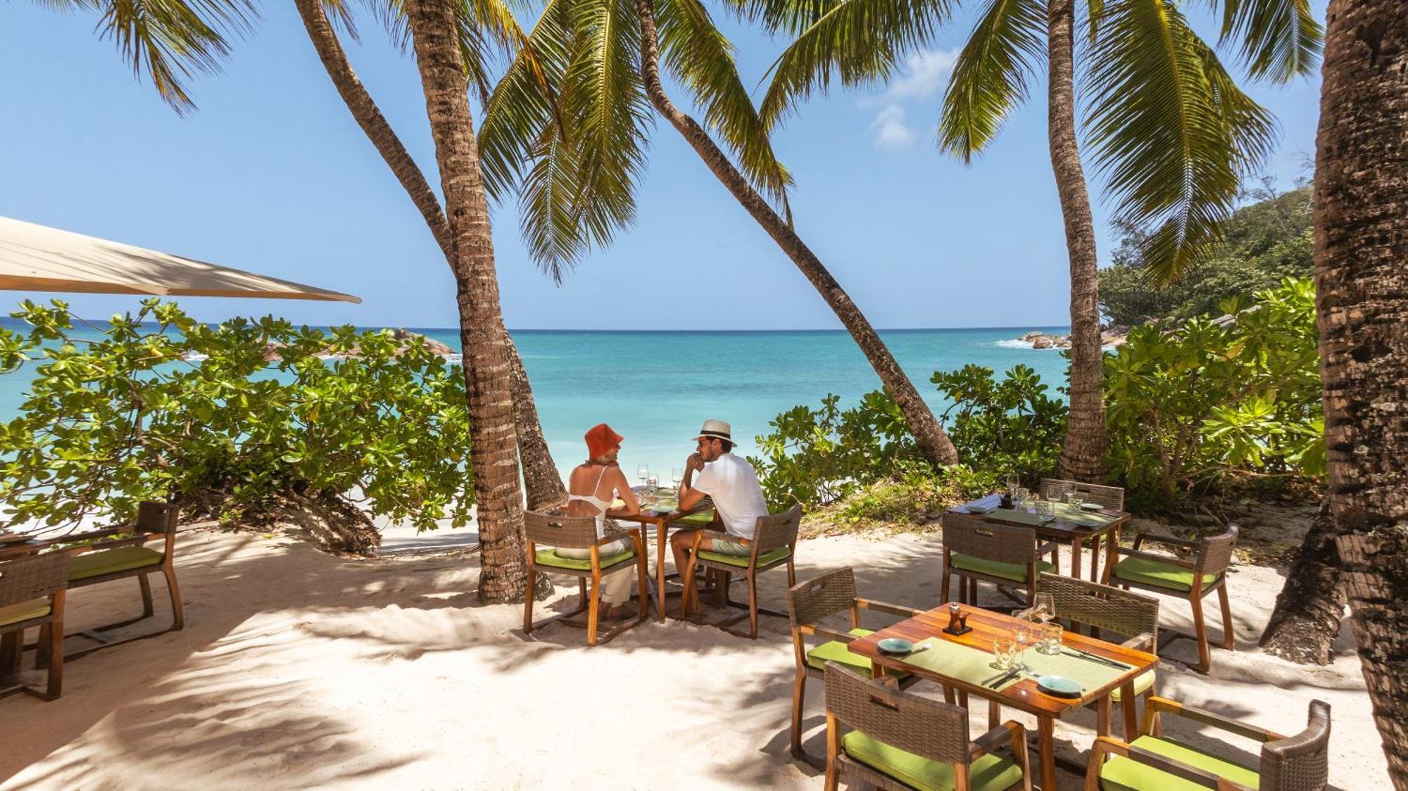 Constance Lemuria Grand Anse  Esterno foto Beachfront dining at Sandals Halcyon Cove