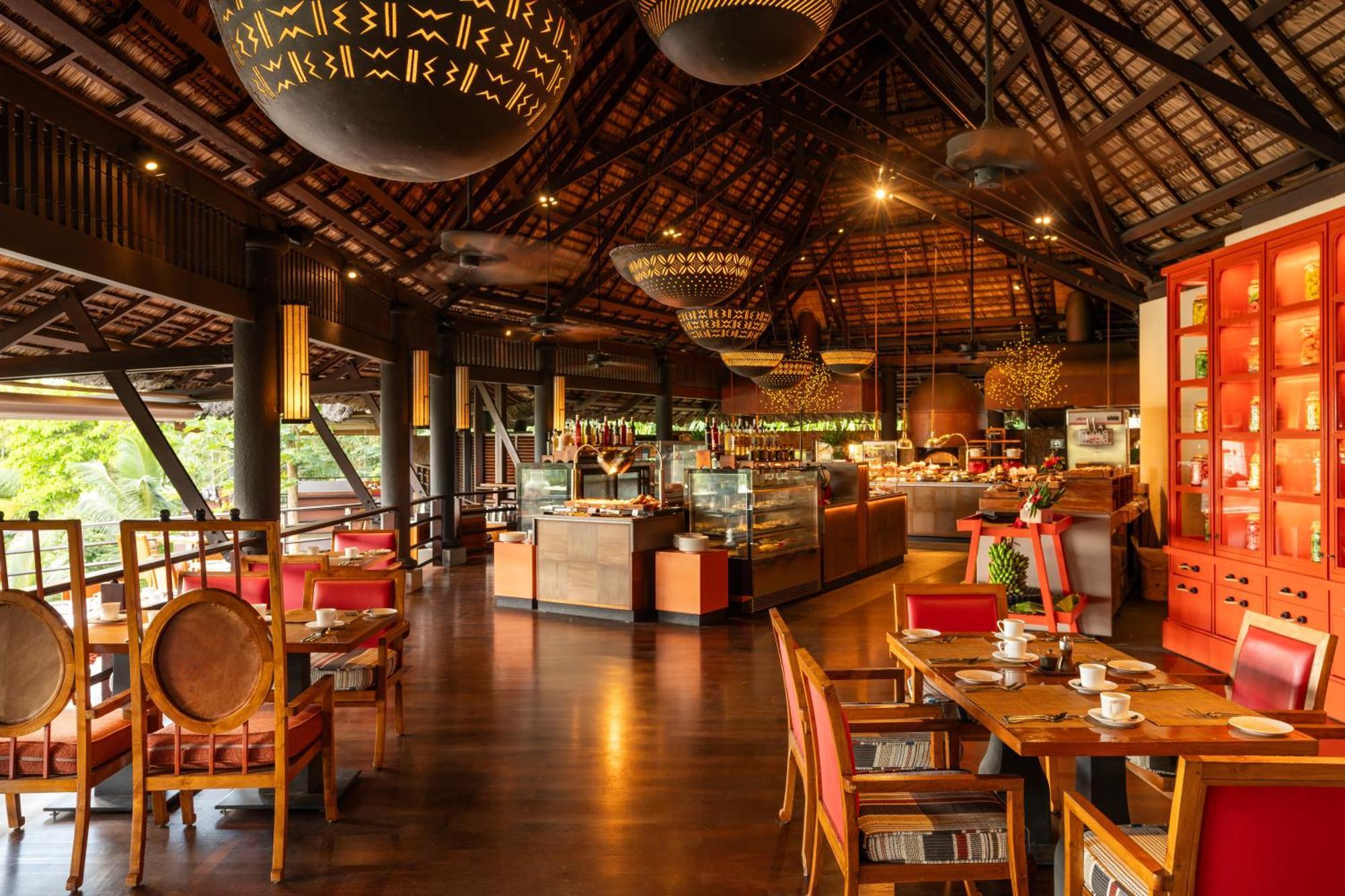 Constance Lemuria Grand Anse  Esterno foto The interior of the restaurant