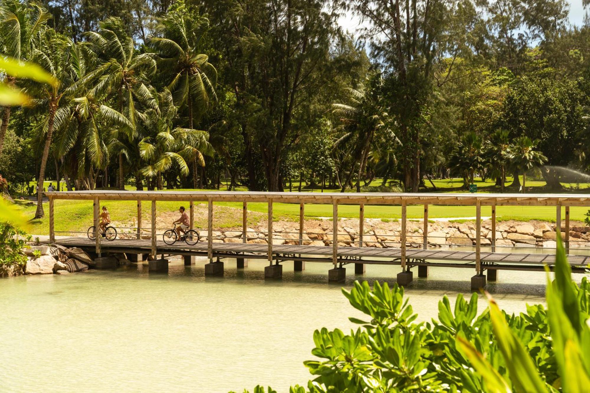 Constance Lemuria Grand Anse  Esterno foto The bridge at the golf course