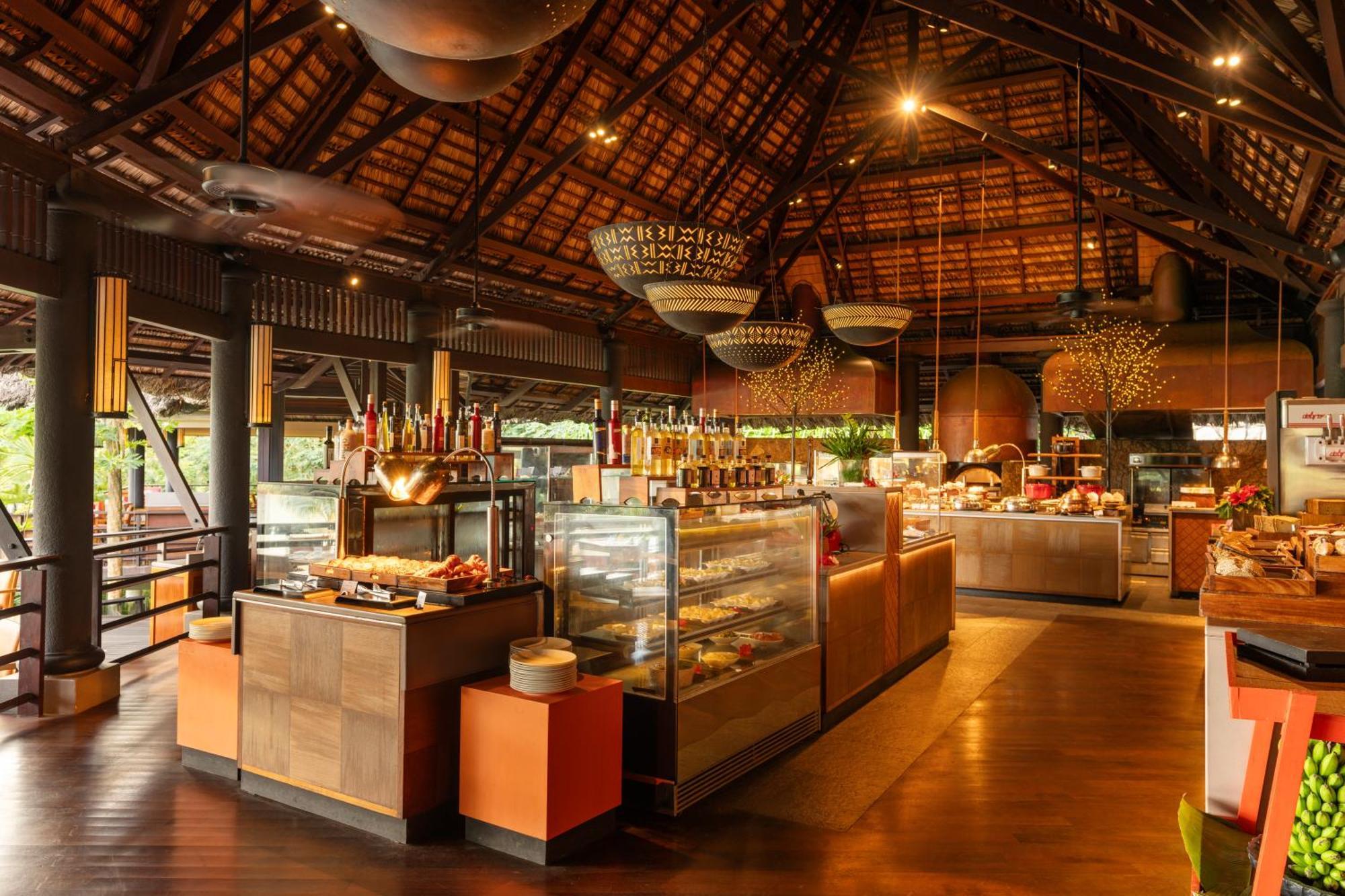 Constance Lemuria Grand Anse  Esterno foto The interior of the restaurant