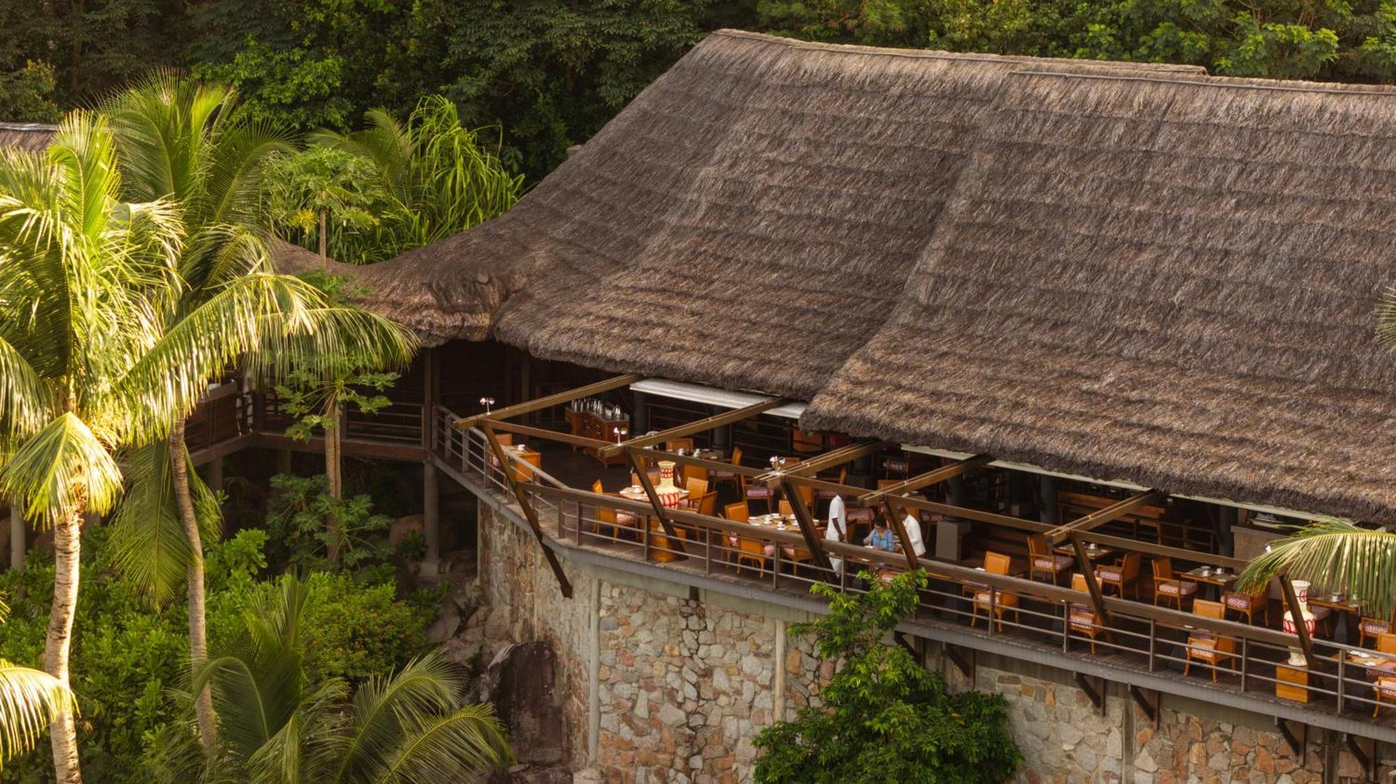 Constance Lemuria Grand Anse  Esterno foto The restaurant at the top of the Sugarloaf Rock